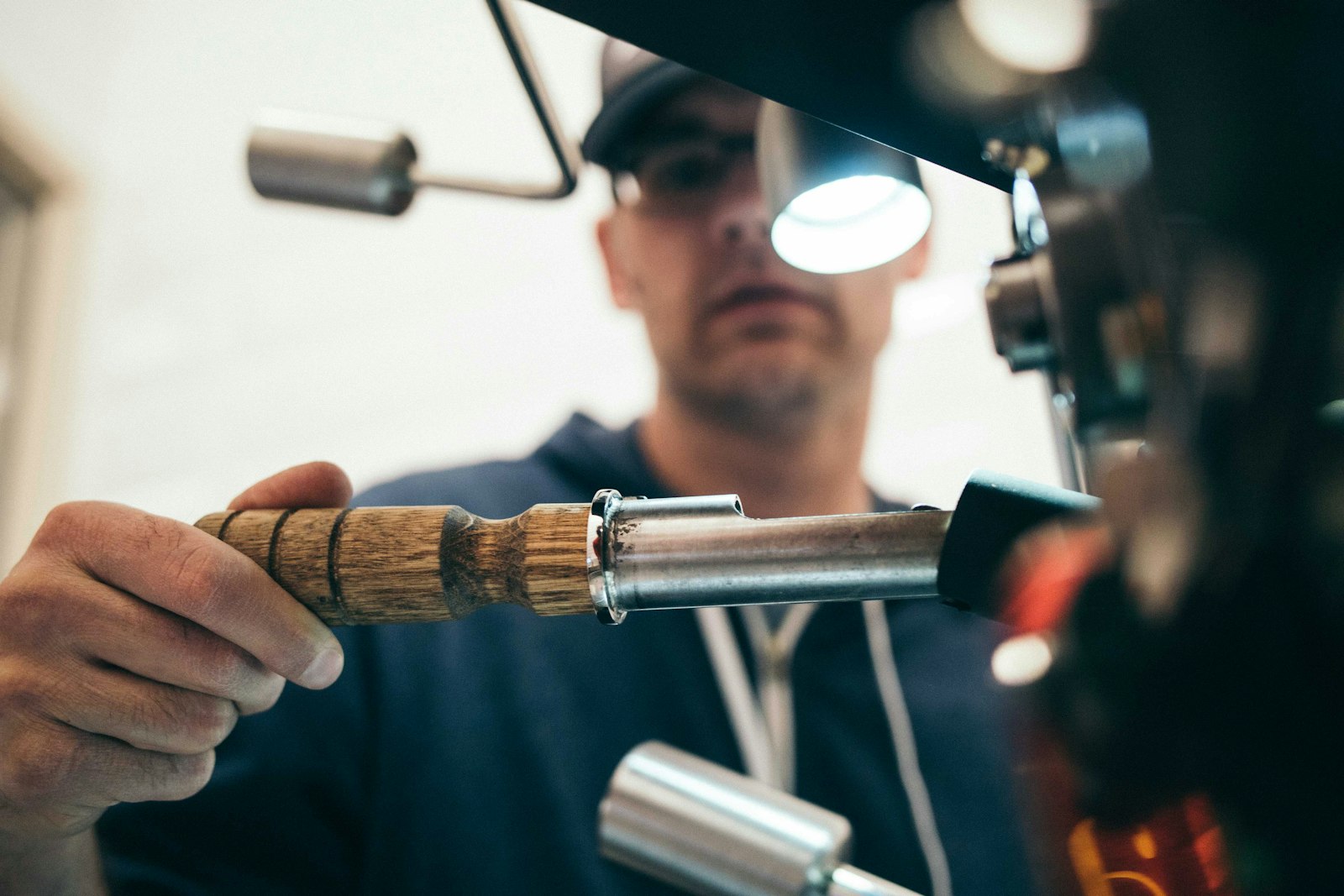 Präzise Handarbeit an technischen Bauteilen